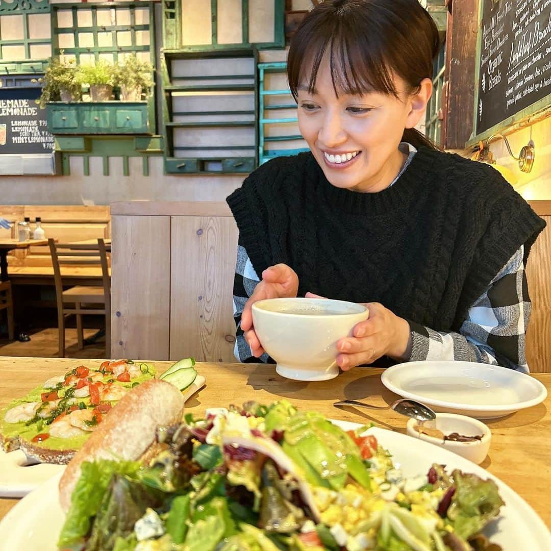 神田愛花さんのインスタグラム写真 - (神田愛花Instagram)「数ヶ月に１度開催される、 恒例の浅尾美和 ちゃんとの朝活☀️☕️🥂 今回は六本木ミッドタウンにあるお店を 予約してくれました🥐💕 沢山食べて、沢山喋って😆 楽しかったぞー✨✨✨ 食べ物を前にしてワクワクしている浅尾さん😂 大きなカプチーノを飲む浅尾さん😂 こう見えて彼女、この前にお仕事があり、 楽屋のお弁当を食べてからココに来ています🍱 凄い食べるー😍😍😍  #NYC #ニューヨーク #Barbie #バービー #pink #ピンク #浅尾美和 ちゃん #恒例の朝活 #神田愛花」10月29日 15時28分 - aikakanda