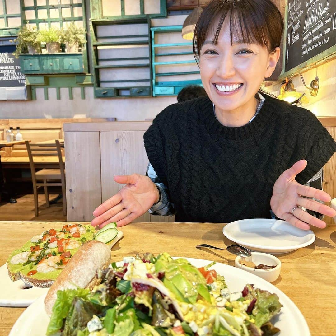 神田愛花さんのインスタグラム写真 - (神田愛花Instagram)「数ヶ月に１度開催される、 恒例の浅尾美和 ちゃんとの朝活☀️☕️🥂 今回は六本木ミッドタウンにあるお店を 予約してくれました🥐💕 沢山食べて、沢山喋って😆 楽しかったぞー✨✨✨ 食べ物を前にしてワクワクしている浅尾さん😂 大きなカプチーノを飲む浅尾さん😂 こう見えて彼女、この前にお仕事があり、 楽屋のお弁当を食べてからココに来ています🍱 凄い食べるー😍😍😍  #NYC #ニューヨーク #Barbie #バービー #pink #ピンク #浅尾美和 ちゃん #恒例の朝活 #神田愛花」10月29日 15時28分 - aikakanda