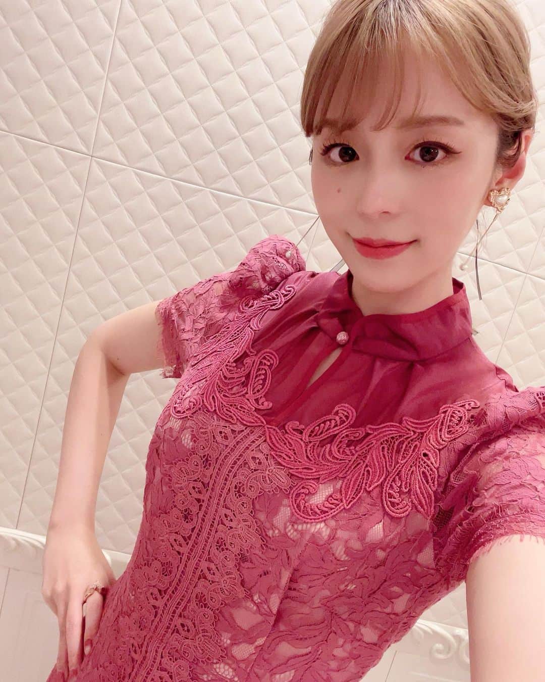 平野綾のインスタグラム：「Team AYA FC限定LIVE愛知公演、 お越しいただきありがとうございました✨ ⁡ ⁡ 初FC LIVE&トークイベントということで、 【はじめて】をテーマにしたLIVEのセットリストにしました。 ⁡ M1. Amazing Grace M2. はじめてのチュウ M3. First Love M4. 奇跡を夢見て(ミラベルと魔法だらけの家) M5. On My Own(レ・ミゼラブル) M6. First Good-Bye(涼宮ハルヒの憂鬱) M7. ヨロコビの歌 EN. 秘めた想い(レディ・ベス) ⁡ ⁡ 愛知公演でも最後にまさかのサプライズが！ 東京・愛知公演に来てくださった皆さんからの一言メッセージカードを集めたアルバムをいただきました✨✨✨ みんないつの間に書いてくれてたの⁈😆 ありがとうございました💕 ⁡ ⁡ 記念すべき初のFC LIVEにお越しいただき、 同じ時間を共有していただき、本当に感謝です。 いつかまた同じメンバーでこのLIVEのことを振り返ることができたら…。 ⁡ 会場になったAngelina Sweetさん。 素敵な結婚式場で会場の雰囲気が素敵でした✨ 美味しいお料理もありがとうございました！ ⁡ ⁡ ⁡ #team_aya #ayahirano #平野綾」