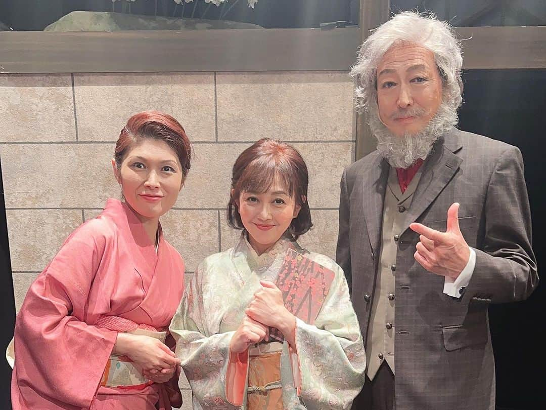 岡本安代さんのインスタグラム写真 - (岡本安代Instagram)「【シーボルト父子伝2023大千穐楽】 シーボルト父子伝長崎公演、無事に終演致しました！ ご観劇頂いた皆様、座組の皆様、ありがとうございました。 シーボルトの娘、楠本イネの逆境に負けず、強くしなやかに生き抜く姿に、たくさんの刺激と学びを頂きました。ご縁頂けたこと、感謝の気持ちでいっぱいです。 座組の皆さんに支えて頂いたおかげで、無事に駆け抜けることができ、応援してくれた家族のおかげで、舞台に立つことができます。 サロンの皆さんの力強い応援と、読者の皆さんの温かさに助けられています。 本当にありがとうございました。 心から感謝を込めて。取り急ぎお礼まで。 #走り続ける岡本家 #５人の子育てママウンサー  #岡本安代 #女優への道 #シーボルト父子伝」10月29日 15時30分 - okamoto.yasuyo