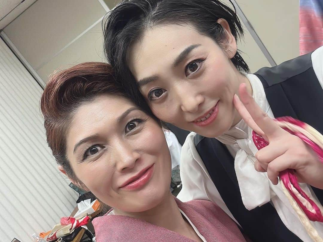 岡本安代さんのインスタグラム写真 - (岡本安代Instagram)「【シーボルト父子伝2023大千穐楽】 シーボルト父子伝長崎公演、無事に終演致しました！ ご観劇頂いた皆様、座組の皆様、ありがとうございました。 シーボルトの娘、楠本イネの逆境に負けず、強くしなやかに生き抜く姿に、たくさんの刺激と学びを頂きました。ご縁頂けたこと、感謝の気持ちでいっぱいです。 座組の皆さんに支えて頂いたおかげで、無事に駆け抜けることができ、応援してくれた家族のおかげで、舞台に立つことができます。 サロンの皆さんの力強い応援と、読者の皆さんの温かさに助けられています。 本当にありがとうございました。 心から感謝を込めて。取り急ぎお礼まで。 #走り続ける岡本家 #５人の子育てママウンサー  #岡本安代 #女優への道 #シーボルト父子伝」10月29日 15時30分 - okamoto.yasuyo