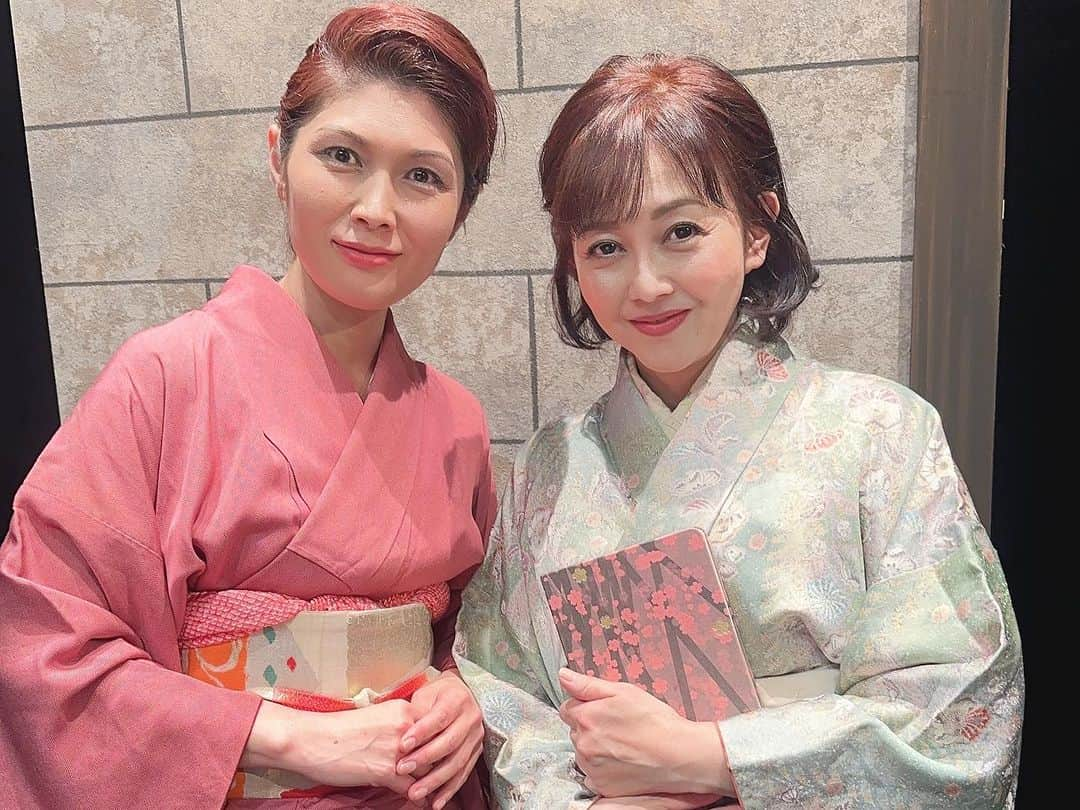 岡本安代さんのインスタグラム写真 - (岡本安代Instagram)「【シーボルト父子伝2023大千穐楽】 シーボルト父子伝長崎公演、無事に終演致しました！ ご観劇頂いた皆様、座組の皆様、ありがとうございました。 シーボルトの娘、楠本イネの逆境に負けず、強くしなやかに生き抜く姿に、たくさんの刺激と学びを頂きました。ご縁頂けたこと、感謝の気持ちでいっぱいです。 座組の皆さんに支えて頂いたおかげで、無事に駆け抜けることができ、応援してくれた家族のおかげで、舞台に立つことができます。 サロンの皆さんの力強い応援と、読者の皆さんの温かさに助けられています。 本当にありがとうございました。 心から感謝を込めて。取り急ぎお礼まで。 #走り続ける岡本家 #５人の子育てママウンサー  #岡本安代 #女優への道 #シーボルト父子伝」10月29日 15時30分 - okamoto.yasuyo