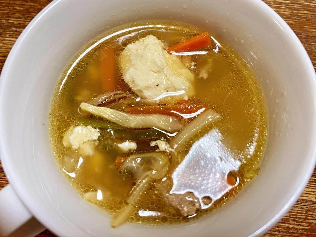 小坂明子のインスタグラム：「栄養たっぷり中華スープ。 ひき肉、豆腐、白菜、🥕、筍、ねぎなどなど」