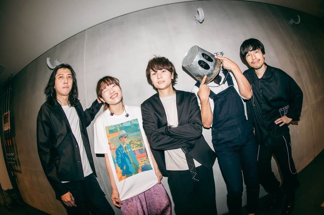 東出真緒のインスタグラム：「2023/10/28 ⚡️SCHOOL WARS TOUR⚡️  KT Zepp Yokohama  ツアー初日、無事スタートを切る事ができました！ バスたん🚌という仲間も駆けつけたよ！ みんな、見てくれた？？ 例のアレも、見てくれたかな？😎  最高のアルバムと一緒に 私たちの青春ツアー 最後まで頑張ります💪🏻💪🏻  是非クラスメイトを連れて 一緒に登校してね！！  次は大阪！！ お待ちしています🤍  photo by @yusuke_mphoto   #BIGMAMA #SCHOOLWARSTOUR #tokyoemotionalgakuen #エモ学 #ktzeppyokohama」