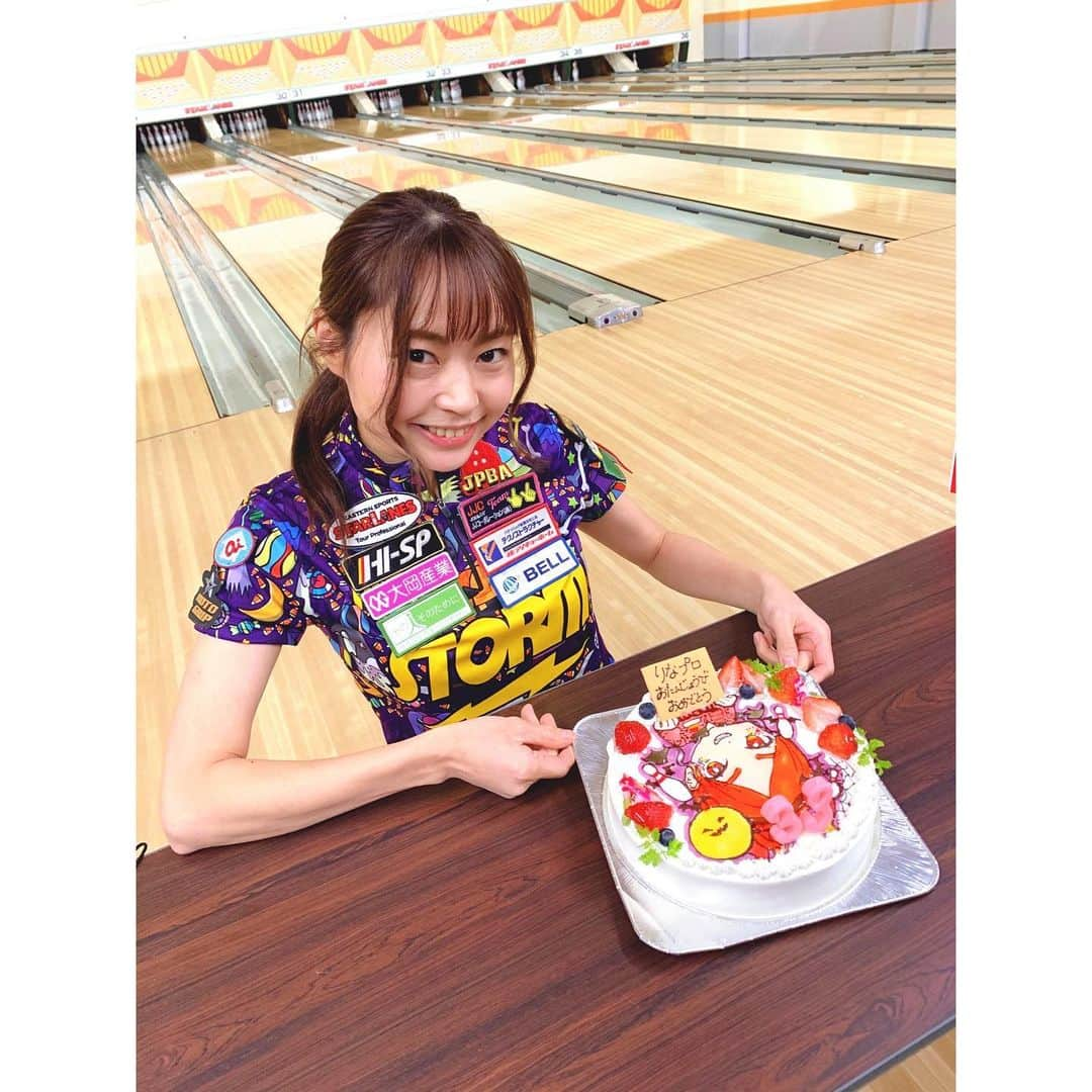 浅田梨奈のインスタグラム：「浅田梨奈バースデーチャレンジマッチ🎂🎃👻 in 立川スターレーン🌟 たくさんのご参加ありがとうございました🙇‍♀️ そして一緒にお祝いをしてくださりありがとうございます🥳 ほぼ毎年騒がしくやらせて頂いておりますが みなさんにも楽しんで頂けていたら嬉しいです！  今後もスターレーンにてイベントを開催予定ですので また一緒にたくさん笑って投げましょう🌈 その時にはまたご参加お待ちしております🫶  ありがとうございました👻🧡 #bowling #ボウリング #プロボウラー #浅田梨奈 #バースデーチャレンジマッチ #ご参加ありがとうございます #マイクの出番なかったなあー #誕生日はほぼハロウィン #いつもステキなケーキ🎂 #ハロウィンモデルのやつ #プレゼントや差し入れもありがとうございます #これからもよろしくね💕︎」