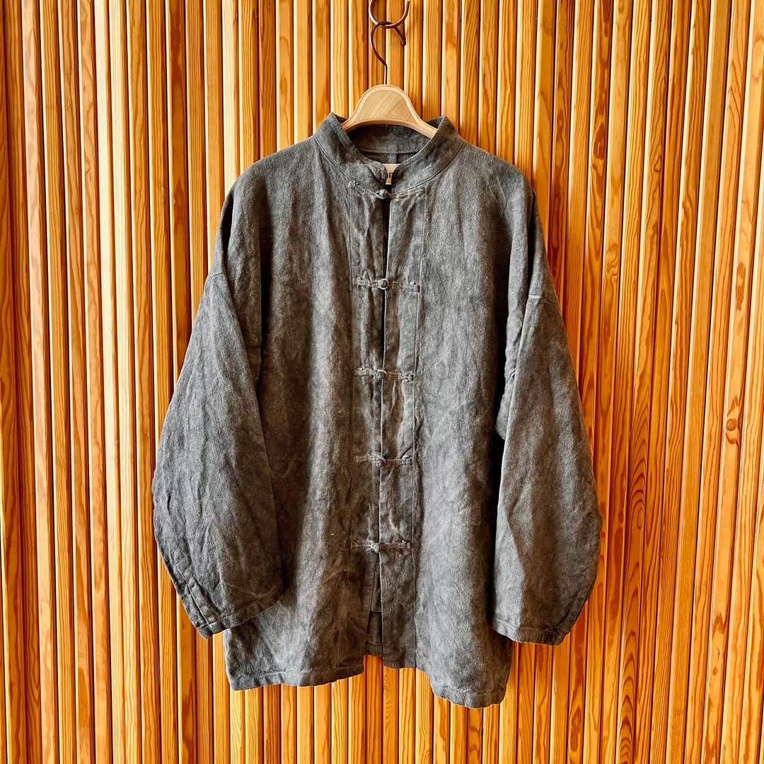 のインスタグラム：「＜NEW ARRIVALS ＞  素材や染めにとことんこだわった＜fennica＞オリジナルのウェアが入荷しております。 職人の手仕事によって生まれる美しい染めの表情や、そういった素材ならではの経年変化をぜひお楽しみ下さい。  ＿＿＿＿＿＿＿＿＿＿＿＿＿＿＿  墨染め チャイナシャツジャケット ¥39,600（inc.tax） Item No. 56-18-0014-392 ＿＿＿＿＿＿＿＿＿＿＿＿＿＿＿  #beams #beamsjapan #beamsjapan5th #fennica  #fennicastudio」