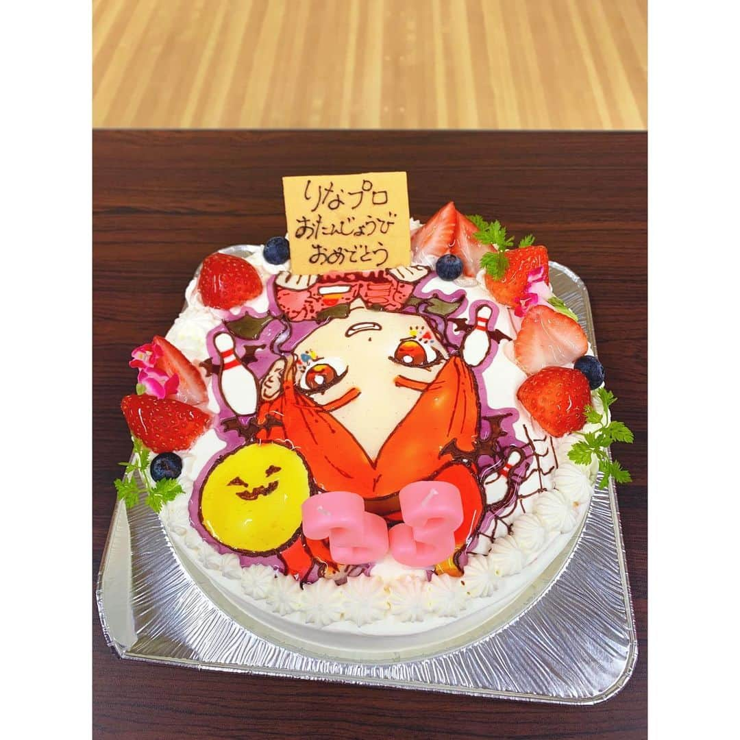 浅田梨奈さんのインスタグラム写真 - (浅田梨奈Instagram)「浅田梨奈バースデーチャレンジマッチ🎂🎃👻 in 立川スターレーン🌟 たくさんのご参加ありがとうございました🙇‍♀️ そして一緒にお祝いをしてくださりありがとうございます🥳 ほぼ毎年騒がしくやらせて頂いておりますが みなさんにも楽しんで頂けていたら嬉しいです！  今後もスターレーンにてイベントを開催予定ですので また一緒にたくさん笑って投げましょう🌈 その時にはまたご参加お待ちしております🫶  ありがとうございました👻🧡 #bowling #ボウリング #プロボウラー #浅田梨奈 #バースデーチャレンジマッチ #ご参加ありがとうございます #マイクの出番なかったなあー #誕生日はほぼハロウィン #いつもステキなケーキ🎂 #ハロウィンモデルのやつ #プレゼントや差し入れもありがとうございます #これからもよろしくね💕︎」10月29日 15時33分 - asdrn528