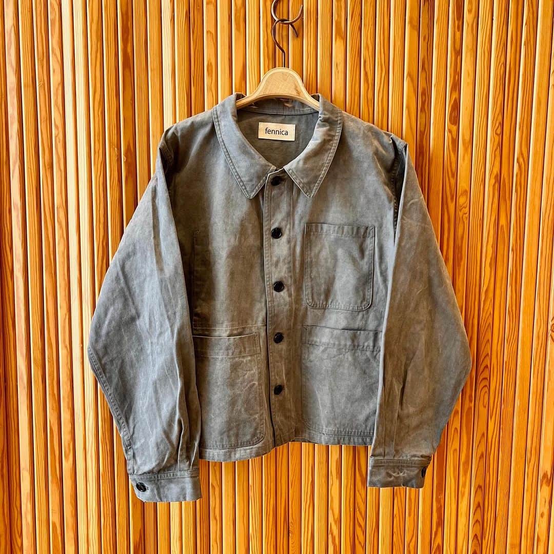 のインスタグラム：「＜NEW ARRIVALS ＞  素材や染めにとことんこだわった＜fennica＞オリジナルのウェアが入荷しております。 職人の手仕事によって生まれる美しい染めの表情や、そういった素材ならではの経年変化をぜひお楽しみ下さい。  ＿＿＿＿＿＿＿＿＿＿＿＿＿＿＿  墨染め フレンチワークジャケット ¥40,700（inc.tax） Item No. 56-18-0013-392 ＿＿＿＿＿＿＿＿＿＿＿＿＿＿＿  #beams #beamsjapan #beamsjapan5th #fennica  #fennicastudio」