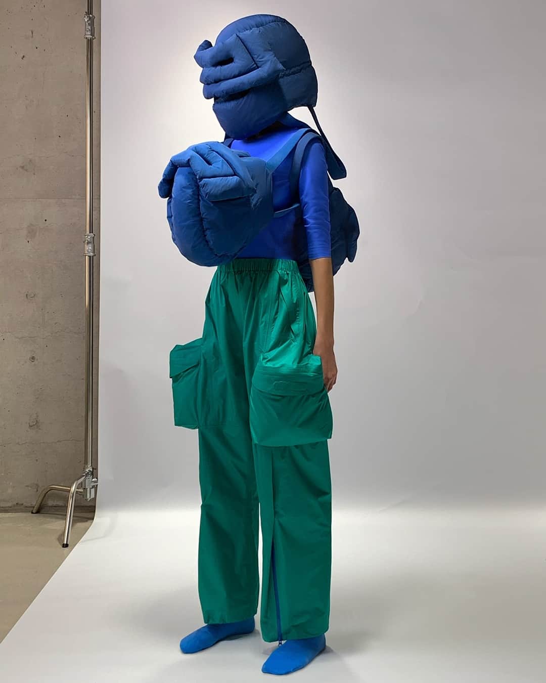 HYPEBEASTさんのインスタグラム写真 - (HYPEBEASTInstagram)「Wear your bag as a helmet with @dingyun_zhang's Blue Reflex Helmet Bag.⁠ ⁠ Arriving in an electric cerulean hue, the item borrows its design influence from the Inuits’ igloos and Bronze Age icons excavated from the Sanxingdui archaeological site in China. Meanwhile, its inflated silhouette is described by the emerging designer as “a nod to the braggadocious heroes of our past: the oversized style of characters on street corners and MTV stars of 2000’s.“⁠ ⁠ The accessory can be worn as a tote bag, or converted into a backpack. For the straps, Zhang drew inspiration from parachutes, which he paired with detachable eye panels, complete with velcro and snap fasteners to ensure ease of use. Its interiors feature a nylon lining, where it’s equipped with two inner pockets with zip closures to safely stow away loose items.⁠ ⁠ The offering is now available on Dingyun Zhang’s online shop and is limited to only 100 pieces.⁠ Photo: Dingyun Zhang」10月29日 15時45分 - hypebeast