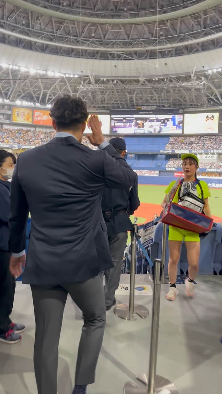 糸井嘉男のインスタグラム：「日本シリーズ⚾️始まりましたね 昨日は、最前列の席で野球を初めて見て大興奮👀 やっぱり野球はいいね👍  #日本シリーズ　#バモス」