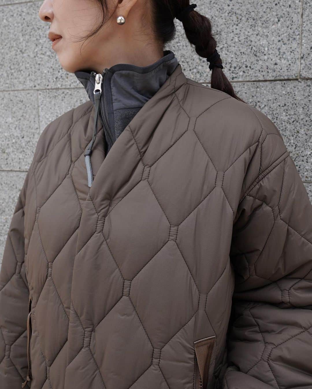 MāWさんのインスタグラム写真 - (MāWInstagram)「. [PHEENY × PRODUCT TWELVE] Nylon rip quilting coat.  PHEENYとPRODUCT TWELVEのコラボレーションアイテム。  表地 & 裏地はリップストップ裏面コーティングを使用。  薄地ながら膨らみ感のある軽量ナイロンリップストップ。  裏面には、透湿性に優れた小松マテーレの微多孔湿式 PU コーティング加工「Silent Coating(サイレント コーティング)」を施してあり、衣料内環境を快適に保つ。   また、小松マテーレの撥水ブランド「ダントツ撥水」と 同処方で加工を施しており、繰り返し洗濯をしても 撥水性を損なわない。中綿はプリマロフトを使用。  袖下部分のマチや大きくとった肘部分のカーブ、 タックにより快適な動きをサポート。  脇下部分の中綿を抜き、ベンチレーションを配置すること で、着心地がよく、湿気による不快感を軽減。  前身裁ち出しの衿をつけることにより、ミニマルで 安定感と軽やかな着心地を実現しています。  -  #mawsapporo #MāW #insonlinestore #pheeny #producttwelve #sapporo #hokkaido #23aw」10月29日 15時38分 - maw_sapporo