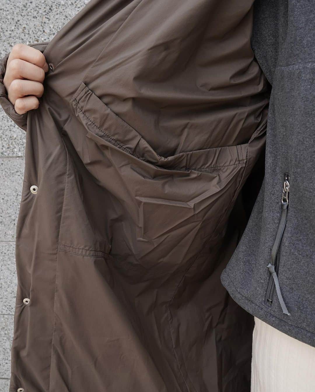 MāWさんのインスタグラム写真 - (MāWInstagram)「. [PHEENY × PRODUCT TWELVE] Nylon rip quilting coat.  PHEENYとPRODUCT TWELVEのコラボレーションアイテム。  表地 & 裏地はリップストップ裏面コーティングを使用。  薄地ながら膨らみ感のある軽量ナイロンリップストップ。  裏面には、透湿性に優れた小松マテーレの微多孔湿式 PU コーティング加工「Silent Coating(サイレント コーティング)」を施してあり、衣料内環境を快適に保つ。   また、小松マテーレの撥水ブランド「ダントツ撥水」と 同処方で加工を施しており、繰り返し洗濯をしても 撥水性を損なわない。中綿はプリマロフトを使用。  袖下部分のマチや大きくとった肘部分のカーブ、 タックにより快適な動きをサポート。  脇下部分の中綿を抜き、ベンチレーションを配置すること で、着心地がよく、湿気による不快感を軽減。  前身裁ち出しの衿をつけることにより、ミニマルで 安定感と軽やかな着心地を実現しています。  -  #mawsapporo #MāW #insonlinestore #pheeny #producttwelve #sapporo #hokkaido #23aw」10月29日 15時38分 - maw_sapporo