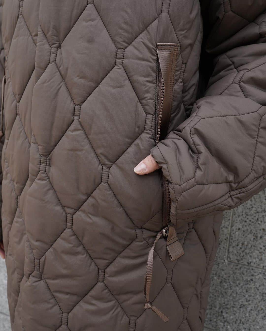 MāWさんのインスタグラム写真 - (MāWInstagram)「. [PHEENY × PRODUCT TWELVE] Nylon rip quilting coat.  PHEENYとPRODUCT TWELVEのコラボレーションアイテム。  表地 & 裏地はリップストップ裏面コーティングを使用。  薄地ながら膨らみ感のある軽量ナイロンリップストップ。  裏面には、透湿性に優れた小松マテーレの微多孔湿式 PU コーティング加工「Silent Coating(サイレント コーティング)」を施してあり、衣料内環境を快適に保つ。   また、小松マテーレの撥水ブランド「ダントツ撥水」と 同処方で加工を施しており、繰り返し洗濯をしても 撥水性を損なわない。中綿はプリマロフトを使用。  袖下部分のマチや大きくとった肘部分のカーブ、 タックにより快適な動きをサポート。  脇下部分の中綿を抜き、ベンチレーションを配置すること で、着心地がよく、湿気による不快感を軽減。  前身裁ち出しの衿をつけることにより、ミニマルで 安定感と軽やかな着心地を実現しています。  -  #mawsapporo #MāW #insonlinestore #pheeny #producttwelve #sapporo #hokkaido #23aw」10月29日 15時38分 - maw_sapporo
