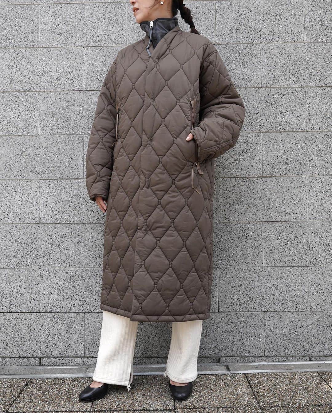 MāWさんのインスタグラム写真 - (MāWInstagram)「. [PHEENY × PRODUCT TWELVE] Nylon rip quilting coat.  PHEENYとPRODUCT TWELVEのコラボレーションアイテム。  表地 & 裏地はリップストップ裏面コーティングを使用。  薄地ながら膨らみ感のある軽量ナイロンリップストップ。  裏面には、透湿性に優れた小松マテーレの微多孔湿式 PU コーティング加工「Silent Coating(サイレント コーティング)」を施してあり、衣料内環境を快適に保つ。   また、小松マテーレの撥水ブランド「ダントツ撥水」と 同処方で加工を施しており、繰り返し洗濯をしても 撥水性を損なわない。中綿はプリマロフトを使用。  袖下部分のマチや大きくとった肘部分のカーブ、 タックにより快適な動きをサポート。  脇下部分の中綿を抜き、ベンチレーションを配置すること で、着心地がよく、湿気による不快感を軽減。  前身裁ち出しの衿をつけることにより、ミニマルで 安定感と軽やかな着心地を実現しています。  -  #mawsapporo #MāW #insonlinestore #pheeny #producttwelve #sapporo #hokkaido #23aw」10月29日 15時38分 - maw_sapporo