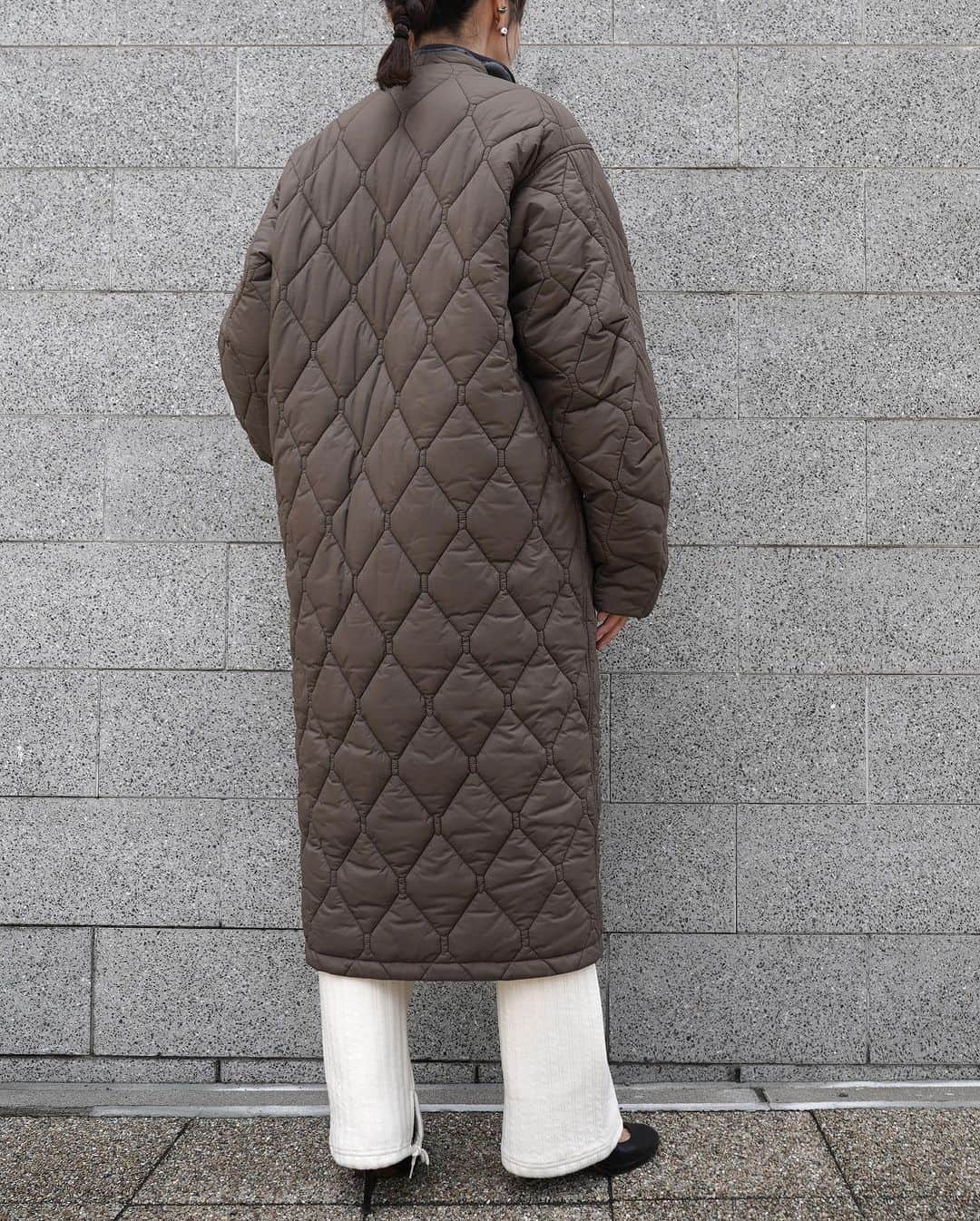 MāWさんのインスタグラム写真 - (MāWInstagram)「. [PHEENY × PRODUCT TWELVE] Nylon rip quilting coat.  PHEENYとPRODUCT TWELVEのコラボレーションアイテム。  表地 & 裏地はリップストップ裏面コーティングを使用。  薄地ながら膨らみ感のある軽量ナイロンリップストップ。  裏面には、透湿性に優れた小松マテーレの微多孔湿式 PU コーティング加工「Silent Coating(サイレント コーティング)」を施してあり、衣料内環境を快適に保つ。   また、小松マテーレの撥水ブランド「ダントツ撥水」と 同処方で加工を施しており、繰り返し洗濯をしても 撥水性を損なわない。中綿はプリマロフトを使用。  袖下部分のマチや大きくとった肘部分のカーブ、 タックにより快適な動きをサポート。  脇下部分の中綿を抜き、ベンチレーションを配置すること で、着心地がよく、湿気による不快感を軽減。  前身裁ち出しの衿をつけることにより、ミニマルで 安定感と軽やかな着心地を実現しています。  -  #mawsapporo #MāW #insonlinestore #pheeny #producttwelve #sapporo #hokkaido #23aw」10月29日 15時38分 - maw_sapporo
