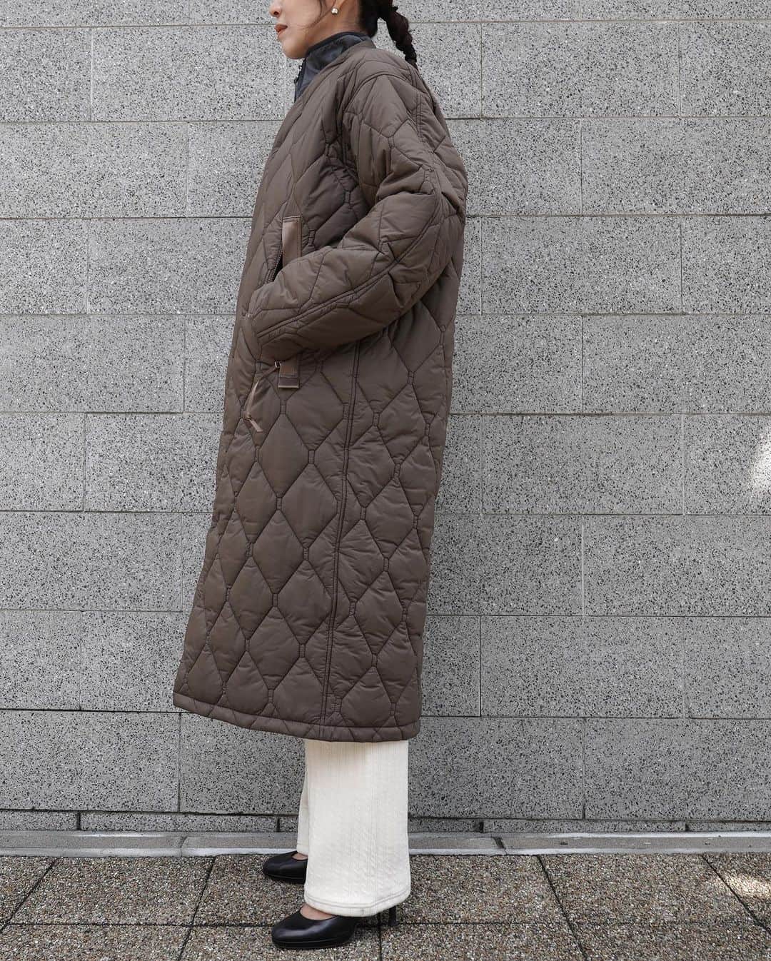 MāWさんのインスタグラム写真 - (MāWInstagram)「. [PHEENY × PRODUCT TWELVE] Nylon rip quilting coat.  PHEENYとPRODUCT TWELVEのコラボレーションアイテム。  表地 & 裏地はリップストップ裏面コーティングを使用。  薄地ながら膨らみ感のある軽量ナイロンリップストップ。  裏面には、透湿性に優れた小松マテーレの微多孔湿式 PU コーティング加工「Silent Coating(サイレント コーティング)」を施してあり、衣料内環境を快適に保つ。   また、小松マテーレの撥水ブランド「ダントツ撥水」と 同処方で加工を施しており、繰り返し洗濯をしても 撥水性を損なわない。中綿はプリマロフトを使用。  袖下部分のマチや大きくとった肘部分のカーブ、 タックにより快適な動きをサポート。  脇下部分の中綿を抜き、ベンチレーションを配置すること で、着心地がよく、湿気による不快感を軽減。  前身裁ち出しの衿をつけることにより、ミニマルで 安定感と軽やかな着心地を実現しています。  -  #mawsapporo #MāW #insonlinestore #pheeny #producttwelve #sapporo #hokkaido #23aw」10月29日 15時38分 - maw_sapporo