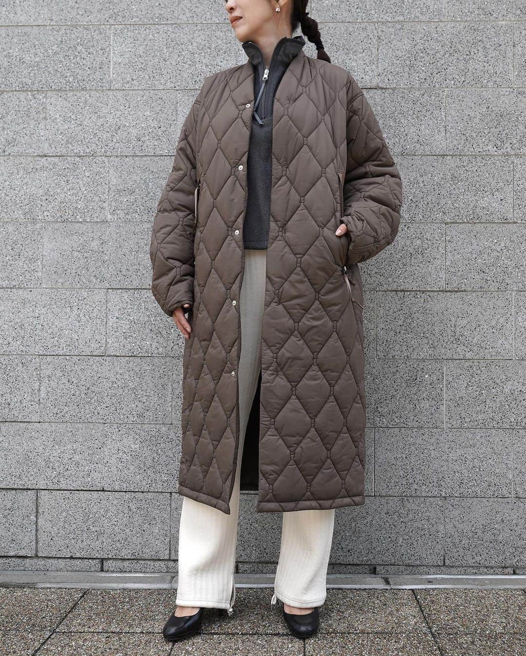 MāWさんのインスタグラム写真 - (MāWInstagram)「. [PHEENY × PRODUCT TWELVE] Nylon rip quilting coat.  PHEENYとPRODUCT TWELVEのコラボレーションアイテム。  表地 & 裏地はリップストップ裏面コーティングを使用。  薄地ながら膨らみ感のある軽量ナイロンリップストップ。  裏面には、透湿性に優れた小松マテーレの微多孔湿式 PU コーティング加工「Silent Coating(サイレント コーティング)」を施してあり、衣料内環境を快適に保つ。   また、小松マテーレの撥水ブランド「ダントツ撥水」と 同処方で加工を施しており、繰り返し洗濯をしても 撥水性を損なわない。中綿はプリマロフトを使用。  袖下部分のマチや大きくとった肘部分のカーブ、 タックにより快適な動きをサポート。  脇下部分の中綿を抜き、ベンチレーションを配置すること で、着心地がよく、湿気による不快感を軽減。  前身裁ち出しの衿をつけることにより、ミニマルで 安定感と軽やかな着心地を実現しています。  -  #mawsapporo #MāW #insonlinestore #pheeny #producttwelve #sapporo #hokkaido #23aw」10月29日 15時38分 - maw_sapporo