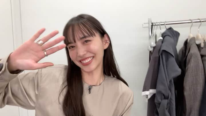 日本テレビ「おしゃれイズム」のインスタグラム：「#I_Get_A_clip 📹🖇  収録の合間に @igetahiroe23 が番組専用スマホでゆる〜く動画撮影していくこの企画。 今回カメラロールに残されていたのは…  今夜放送！ #窪田正孝 さんを迎えてのおしゃれクリップでの衣装紹介✨ 今回も先出ししてみます😊  長身いげちゃんにも長すぎるくらいの超ロング丈！そして肩パッド！ 大きく強くな感じもありつつエレガントな色味でお姉さんスタイルです☺️ 丈の行方に注目して放送を見ていただくのもマニアックで良いですね☝️笑 今回は育さんも衣装にこだわりが🩷 放送内でそちらも要チェックです！  今夜の放送もお楽しみに〜🥘  #おしゃれクリップ #井桁弘恵 #山崎育三郎 #佐倉綾音」