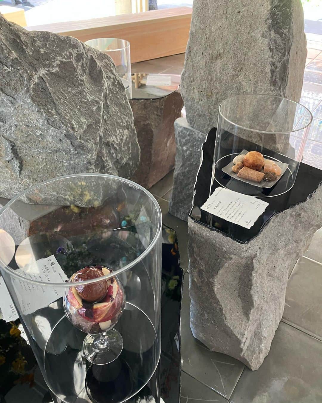 のインスタグラム：「こんなふうにお菓子たち　並べられて、お土産に買えるよ。5日まで。平野沙季子さんの和菓子屋「とき」」