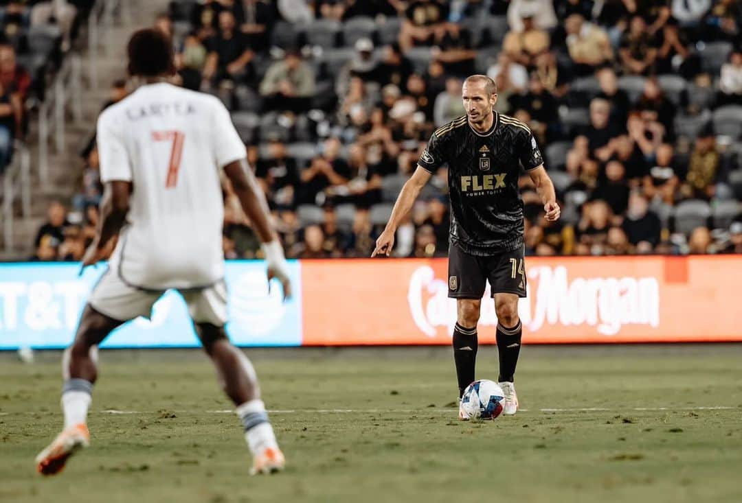 ジョルジョ・キエッリーニのインスタグラム：「Great way to start our journey in the Playoffs! ⚫️🟡  #LAFC」