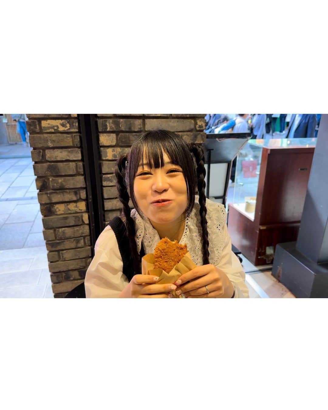 幸巴さんのインスタグラム写真 - (幸巴Instagram)「みっちゃんと横浜デート💓 中華街で食べ歩きしたー！おいちぃたん🥰 YouTubeあがるの楽しみにしててね！  #ともえとみっちゃん  #年の差27歳夫婦  #元アイドルと元ヲタク  #幸巴  #夫婦の日常」10月29日 15時48分 - _tomoe_0722