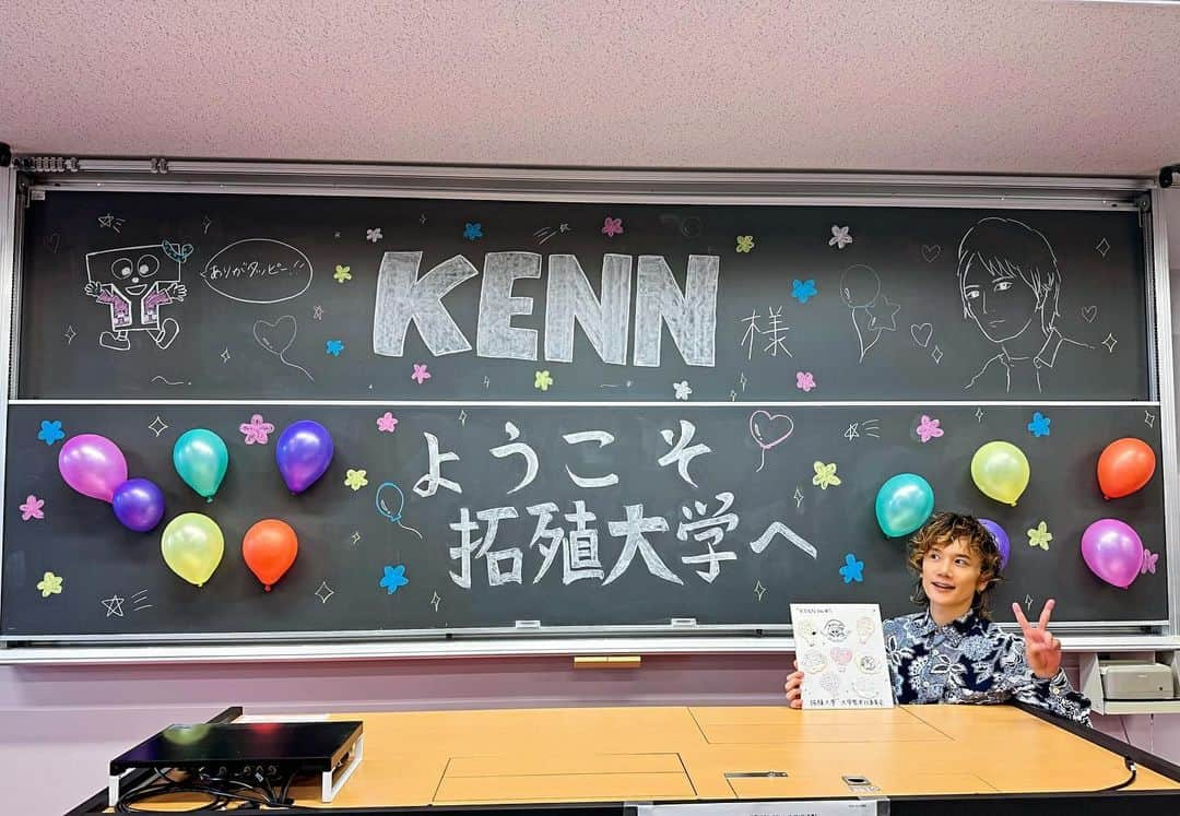 KENNのインスタグラム：「トークショーお越しいただきありがとうございました！ 奇跡が起きてほっこり！  次回の学校は青山学院大学にお邪魔しますのでこちらもよろしくお願い致します！  #拓殖大学 #文京キャンパス #紅陵祭 #青山学院大学 #青山祭 2023 #弊社 #柿原徹也 #と一緒だよ #KENN #声優」