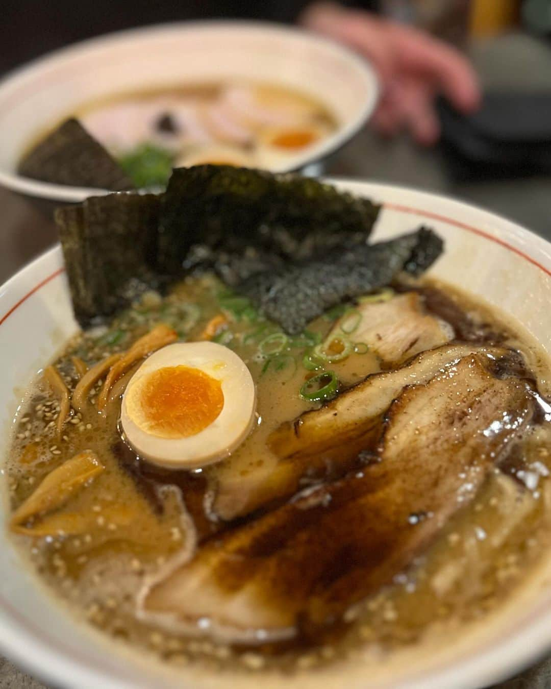 りおなさんのインスタグラム写真 - (りおなInstagram)「. One day one ramen in GC 🍥 . . . ただただ風が強すぎた笑 やっぱマー油入ってるラーメンすきだなぁ〜🍜 たぶん4日間で5キロくらい太った。 @kiriyamad とお揃いのタトゥー入れるわけじゃないのに同時に入れた笑 . . . . . . . #gc #goldcoast #surfersparadise #ramen」10月29日 15時52分 - rionapzzz