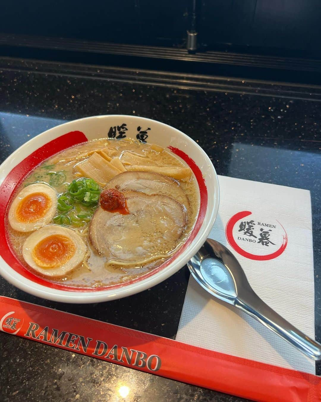 りおなさんのインスタグラム写真 - (りおなInstagram)「. One day one ramen in GC 🍥 . . . ただただ風が強すぎた笑 やっぱマー油入ってるラーメンすきだなぁ〜🍜 たぶん4日間で5キロくらい太った。 @kiriyamad とお揃いのタトゥー入れるわけじゃないのに同時に入れた笑 . . . . . . . #gc #goldcoast #surfersparadise #ramen」10月29日 15時52分 - rionapzzz