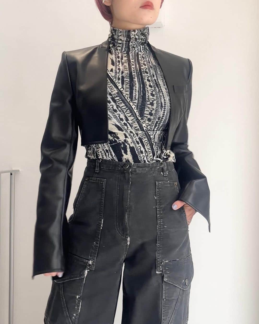 MIDWEST TOKYO WOMENさんのインスタグラム写真 - (MIDWEST TOKYO WOMENInstagram)「. 【tops】 paneled turtleneck top @eenk_official black,navy / size xs,s  【jacket】 midwest exclusive faux-leather short jacket @fetico_official black / size1,2  【pants】 cargo denim pants @eenk_official black,blue / size xs,s  【shoes】 side gore boots @elviozanon_jp black / size 36-39  @midwest_tw staff 160cm」10月29日 15時55分 - midwest_tw
