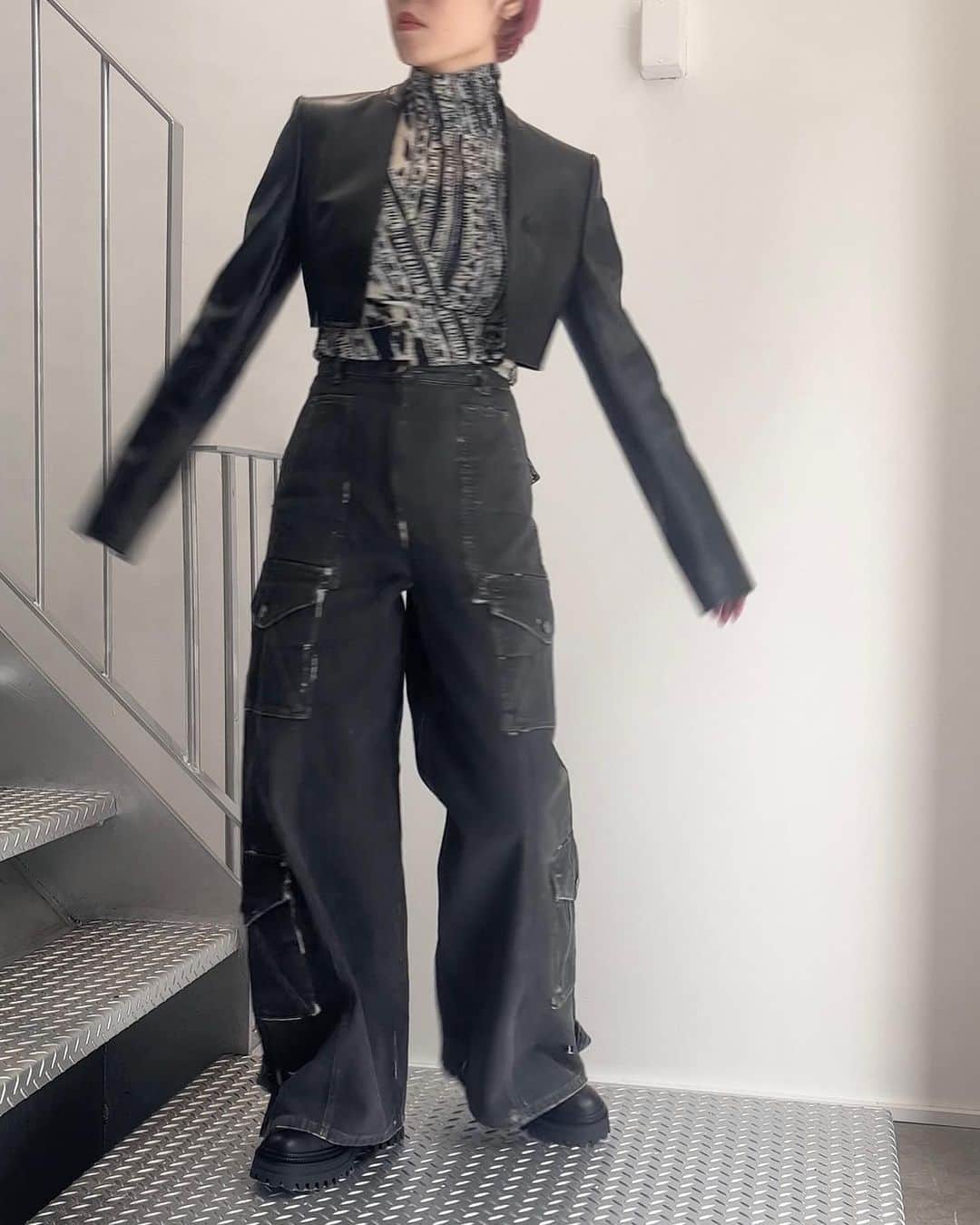 MIDWEST TOKYO WOMENさんのインスタグラム写真 - (MIDWEST TOKYO WOMENInstagram)「. 【tops】 paneled turtleneck top @eenk_official black,navy / size xs,s  【jacket】 midwest exclusive faux-leather short jacket @fetico_official black / size1,2  【pants】 cargo denim pants @eenk_official black,blue / size xs,s  【shoes】 side gore boots @elviozanon_jp black / size 36-39  @midwest_tw staff 160cm」10月29日 15時55分 - midwest_tw