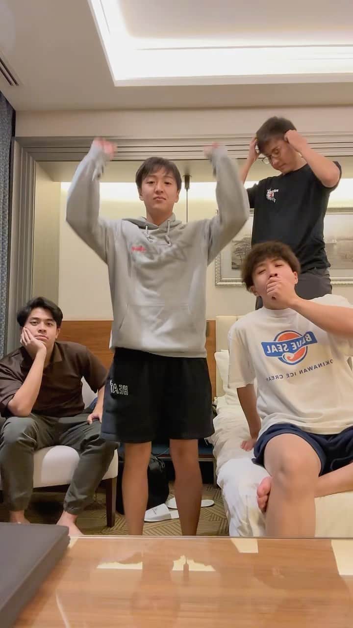 山下智央のインスタグラム：「Ketika kerandoman Waseda Boys kumat 😂😭🤣 Ini bikinnya tengah malem, dan kita sendiri masih ngakak bgt tiap nonton lagi HAHAHA」