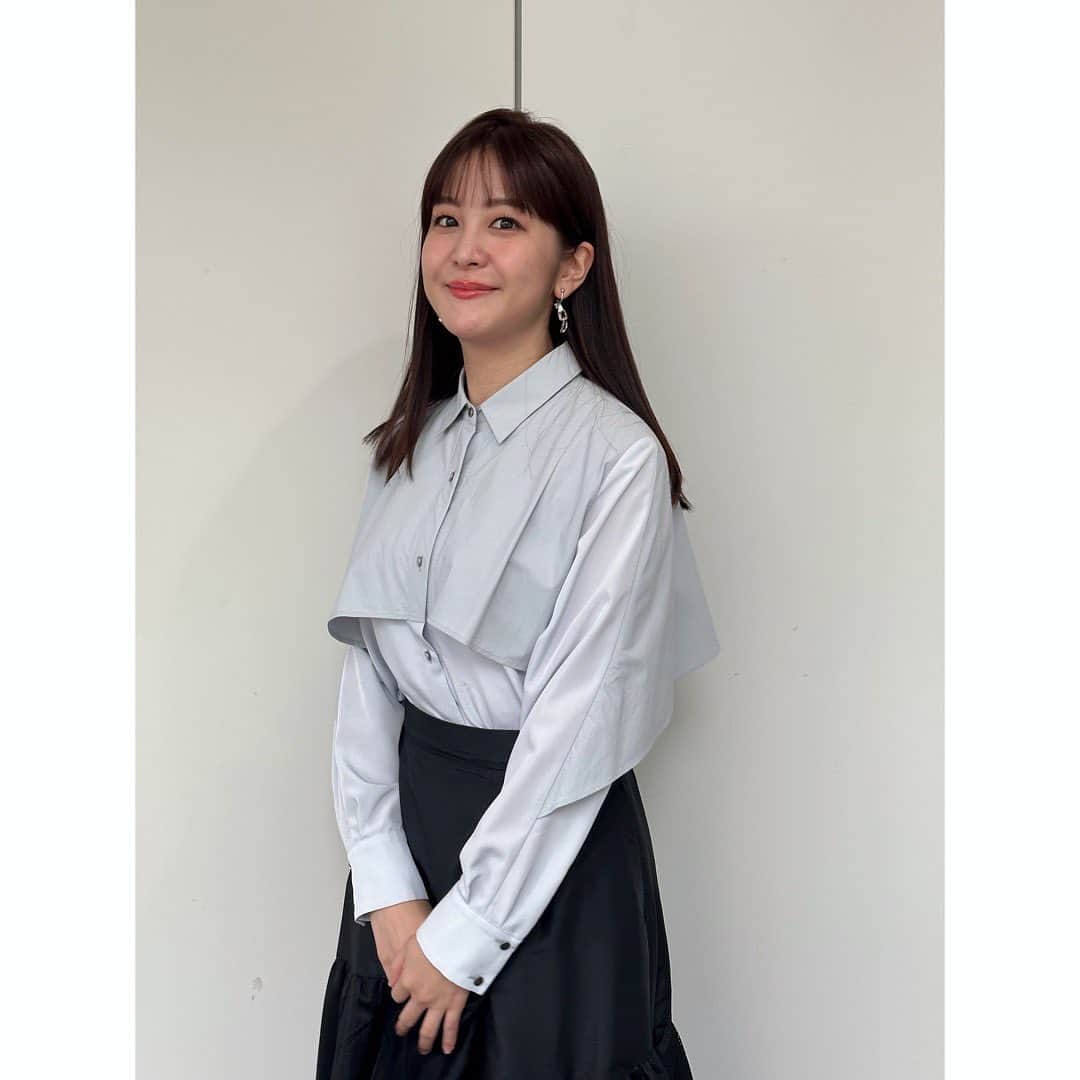 林美桜のインスタグラム：「. 衣装写真、溜め込んでしまっていた…🥲 #ワイドスクランブル #衣装 1.2 ブラウス・スカート @loveless___official アクセサリー @starjewelry_press  3.4 シャツ @naturalbeautybasic_official スカート @violettaofficial_jp アクセサリー @starjewelry_press  5 ワンピース @naturalbeautybasic_official アクセサリー @star_jewelry_girl  6.7 トップス・スカート @nolleys_official アクセサリー @joueteofficial  8.9 トップス・スカート @naturalbeautybasic_official アクセサリー @cotomonomarche #秋 #コーデ」