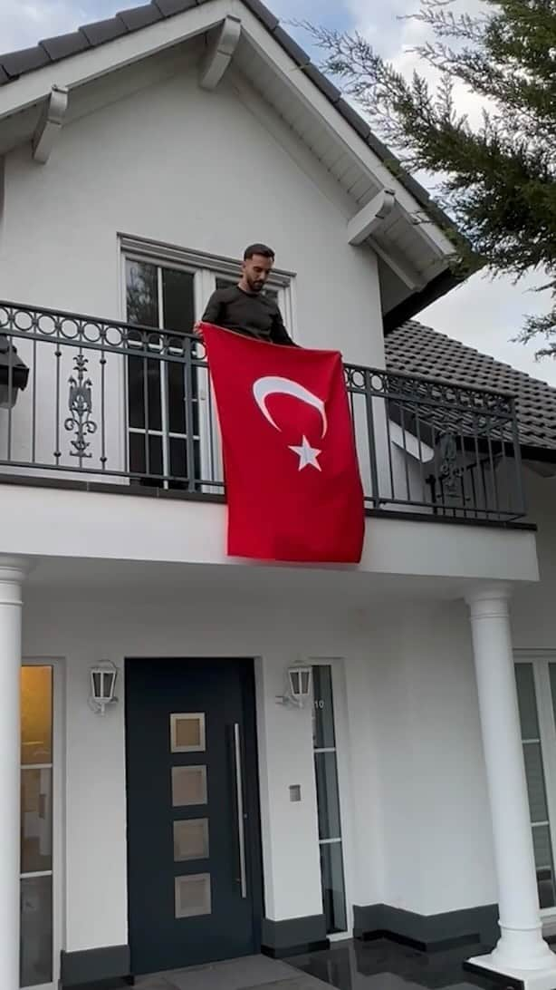 ケナン・カラマンのインスタグラム：「Cumhuriyetimizin 100. yılı kutlu olsun 🇹🇷❤️」