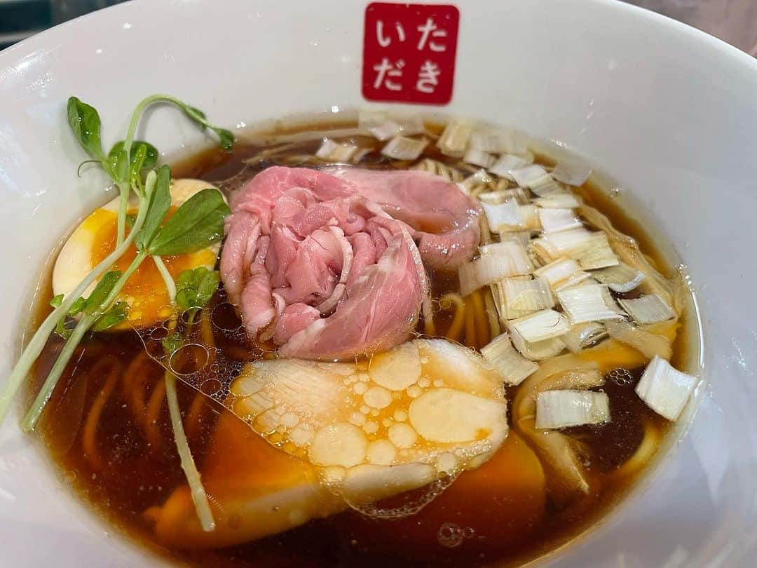 西井隆詞さんのインスタグラム写真 - (西井隆詞Instagram)「ほんまは担々麺がメインのお店やけど キレイな醤油ラーメンが目に入ったので コレにしました あっさりスープの中華蕎麦でうまかったです😋 次は担々麺やな  #北海道 #ラーメンツアーみたくなってる #ラーメン #麺や椒 #いただき #ラジバンダリ #ラジバンダリ西井 #ラーメン大好き #ランチ #サッポロスタークラブ」10月29日 16時10分 - razibandari