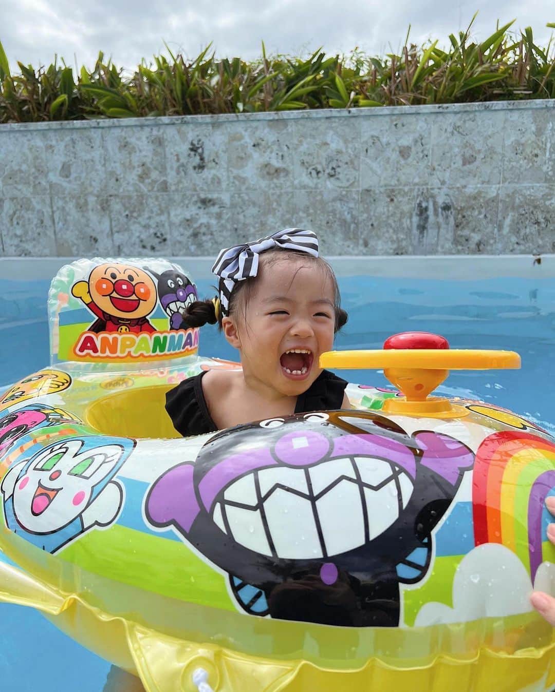 石川マリーさんのインスタグラム写真 - (石川マリーInstagram)「📍沖縄／Okinawa ホテルについてたプールでたくさん遊んだよ🎶  プールが大好きな娘は大興奮でした😝❤️ しかし、子供の体力って凄いよね〜笑 ． ． ． ． ． ． ． #沖縄 #沖縄旅行 #沖縄観光 #北谷 #夏の思い出 #プール #ホテルプール #家族旅行 #子連れ旅行 #国内旅行 #旅行 #観光 #旅スタグラム #旅の思い出 #こどものいる暮らし #ママ #ママライフ #女の子ママ #大阪ママ #関西ママ #ママスタグラム #momlife #okinawa #japan #trip #travel #travelgram」10月29日 16時03分 - marieishikawa