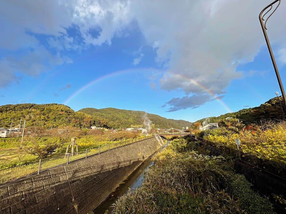 藤原美智子さんのインスタグラム写真 - (藤原美智子Instagram)「久しぶりに見た立派な(？)虹🌈  #虹 #虹を追いかけて #藤原美智子」10月29日 16時03分 - michiko.life