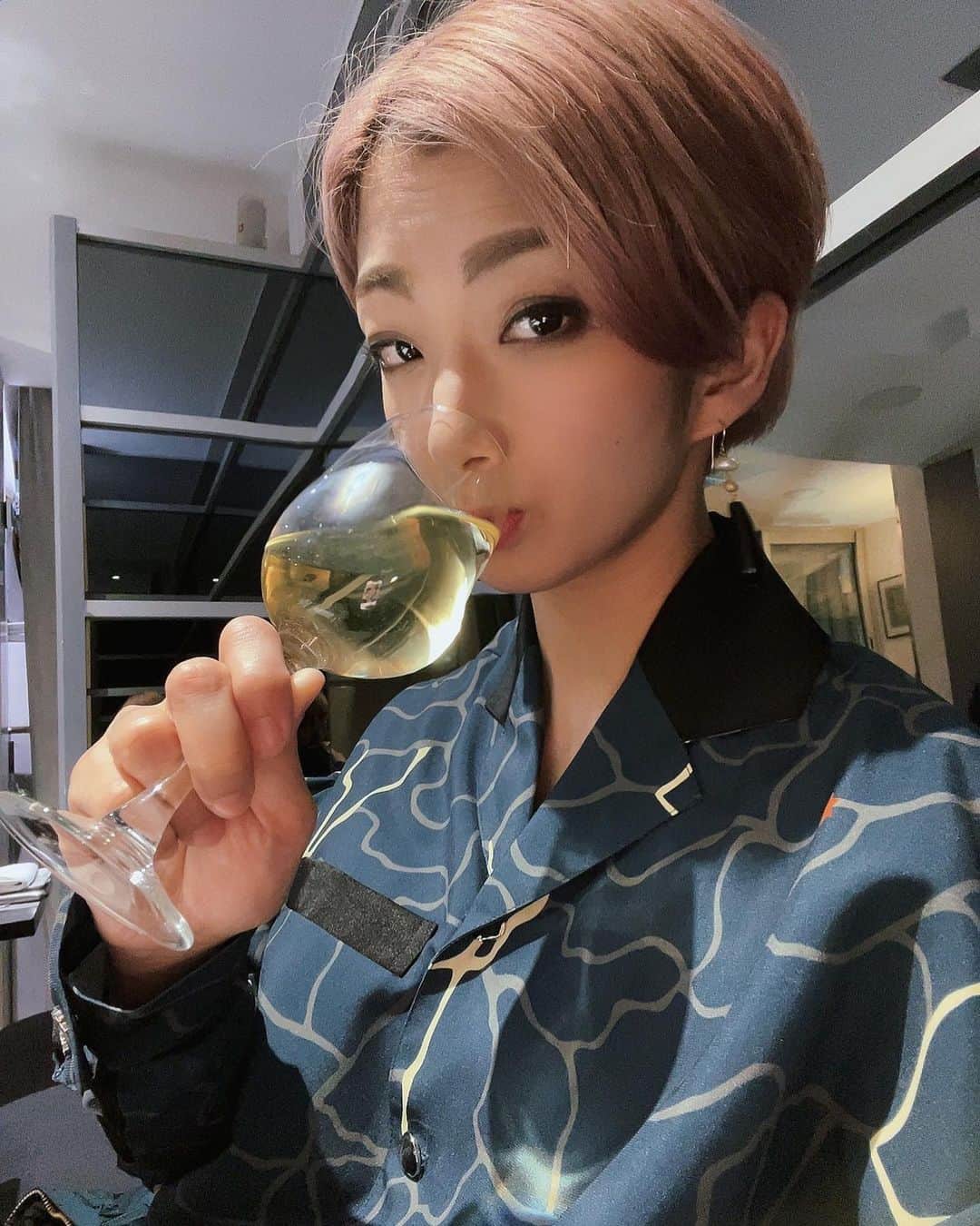 花瑛ちほのインスタグラム：「好きな人と飲むお酒が一番おいしいね それが例えコンビニで買った鬼ころしでも  #最近赤より白 #美味しいワインおしえて」