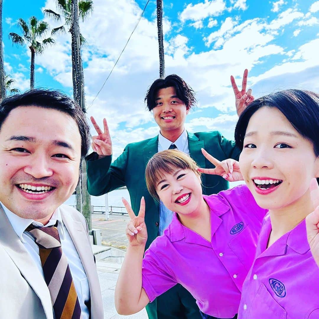 竹内知咲のインスタグラム：「同期アンビシャスと営業‼️ 沖縄ぐらい空綺麗☀️  #天才ピアニスト #アンビシャス #NSC38期」