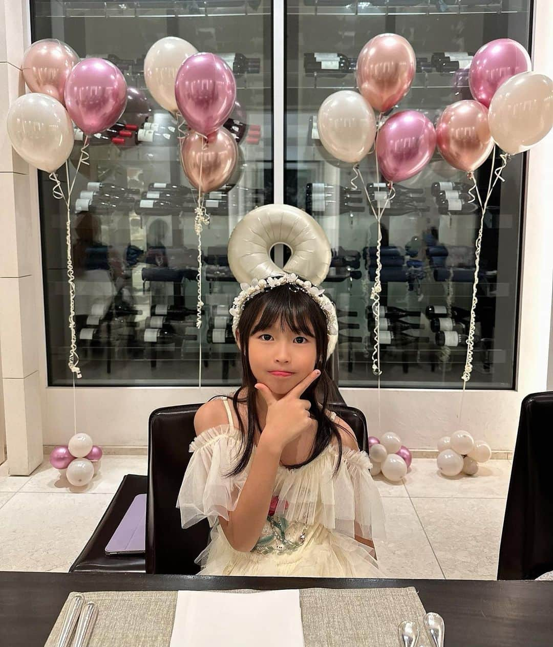 MIRIのインスタグラム：「お誕生日当日🎂🎉🎊 写真大量過ぎて載せきれない〜😭  仲良しのお友達も来てくれてとにかく楽しそうで 見ていて幸せでした🥹 そして、毎年祝ってくれるみんな、今年初参加してくれたお姉、お世話になっている皆様からの贈り物やLINE、 フォロワーさんからのdmなど娘へのお祝いの言葉ありがとうございます✨おチビとニマニマしながらうれしく読みました☺️💕  もう８歳かぁ あと何年一緒に過ごせるかなぁ とりあえず元気に長生きしますね おチビが成長するたびに 私も新しい扉開かされてる 柔軟に受け止められるように 脳みそは固くしないように 心がけております  お誕生日に毎年おじいちゃんもいたけど 今年の誕生日はおじじがお空でパーティーしてんのかなーと思ってたら実は顔出しに来てたみたい😂  おチビさんお誕生日おめでとう！ 毎日毎秒どんな瞬間も愛してるっ！💕 ベルのドレスめちゃくちゃ可愛いすぎ！ 似合ってる！👸  #birthday #ハッピーバースデー #お誕生日 #手品 #ベル  #娘 #おチビさん #ママ #8歳 #女の子  #teddy #teddyballoon #teddybear  #バルーン #ケーキ  #teddycake #バースデーケーキ」