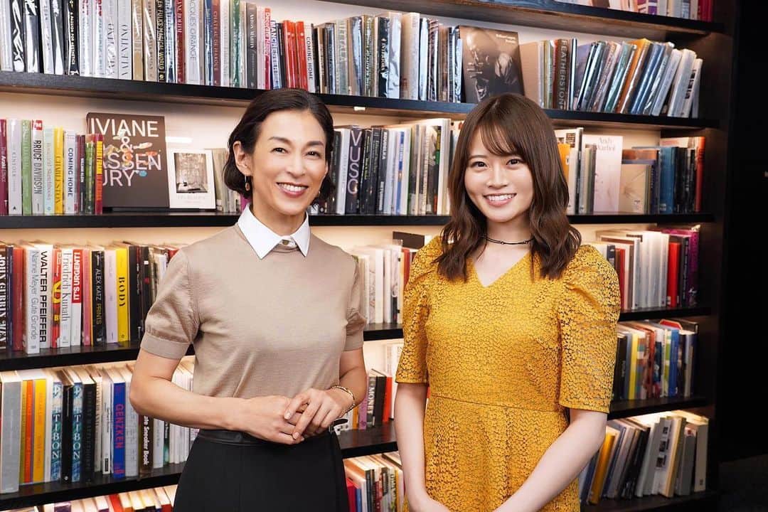 鈴木保奈美のインスタグラム：「面白そうな番組始まりますよ。 次に読みたい1冊が見つかる読書エンタテインメント『あの本、読みました？』 BSテレ東から、11月の毎木曜日夜10時、4回に渡ってお届けします。 MCは山崎怜奈ちゃんと、わたくし。 11月2日夜10時の第1回は、 ・書店に張り込んだ最新売り上げランキング ・1989年に最も売り上げたあの本のことを、あの編集者に聞いてみた ・鈴木保奈美を行きつけの書店に放ってみた なかなかマニアックな企画をお送りします。お楽しみに。  #bsテレ東  #あの本、読みました？」