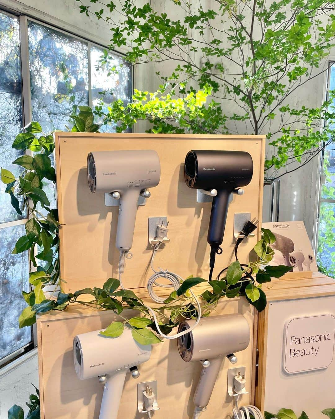 垣内彩未のインスタグラム：「Panasonicのヘアードライヤー nanocareからNewカラーが登場！とのことで 実際に見に行って使い心地を体験してきました。  インテリアに馴染みそうなNewカラーは バイオマスペイントが採用されたミストグレー。  そしてnanocareですが 乾かすたびに髪の内側が水分補給される 高浸透ナノイーが搭載されていて 乾かしてるのに潤う！という、 なんだか凄い技術🤣  私はせっかち故に 風量が気になるところなのですが コンパクトなのにめちゃくちゃ速乾！  スタイリッシュなのに頼もしい家電🥺🫶  #パナソニックビューティー　#ナノケア　#PR」