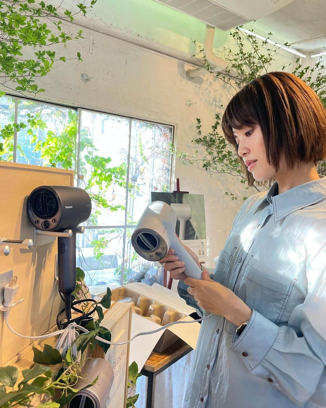 垣内彩未さんのインスタグラム写真 - (垣内彩未Instagram)「Panasonicのヘアードライヤー nanocareからNewカラーが登場！とのことで 実際に見に行って使い心地を体験してきました。  インテリアに馴染みそうなNewカラーは バイオマスペイントが採用されたミストグレー。  そしてnanocareですが 乾かすたびに髪の内側が水分補給される 高浸透ナノイーが搭載されていて 乾かしてるのに潤う！という、 なんだか凄い技術🤣  私はせっかち故に 風量が気になるところなのですが コンパクトなのにめちゃくちゃ速乾！  スタイリッシュなのに頼もしい家電🥺🫶  #パナソニックビューティー　#ナノケア　#PR」10月29日 16時13分 - kakiuchiayami