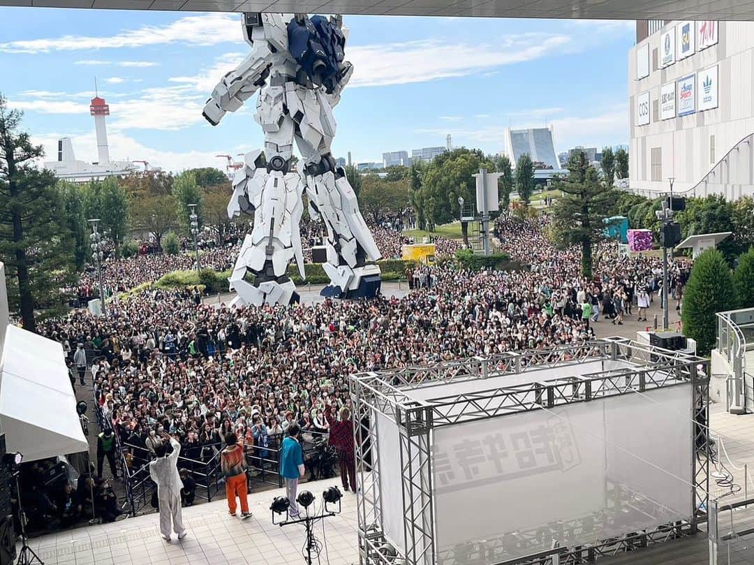 志村秀哉さんのインスタグラム写真 - (志村秀哉Instagram)「【お試し超特急】  名古屋、大阪、東京 3都市でのフリーライブ  本当にたくさんの方がご乗車してくださって、いつも応援してくださっている8号車をはじめ、初めて乗車してくださった方にも沢山会うことができた3日間でした！！！  みなさん楽しんでもらえましたか🙄？！  アリーナツアー前に みんなとLIVEが作れて俺はすごく楽しかったよー！！！  これからも8号車のみんなと いろんな景色が見れますように！！  3公演通して 朝早くから待っててくれた方も、遠方からの方も、予定空けてLIVE見てくれた方みんなに沢山のありがとうを。  そして今日来てくれた方はお風呂入ってしっかり体癒してあげて！ 寒い雨の中、大変だったよね本当にありがとうな😭🙏 LIVE中は晴れてよかった☀️☀️  #超特急 #11号車 #シューヤ」10月29日 16時17分 - shu_11x