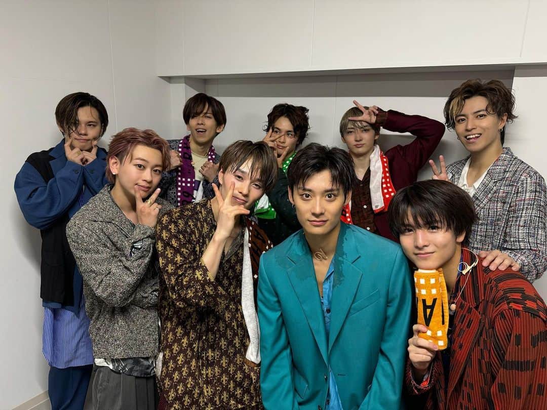志村秀哉さんのインスタグラム写真 - (志村秀哉Instagram)「【お試し超特急】  名古屋、大阪、東京 3都市でのフリーライブ  本当にたくさんの方がご乗車してくださって、いつも応援してくださっている8号車をはじめ、初めて乗車してくださった方にも沢山会うことができた3日間でした！！！  みなさん楽しんでもらえましたか🙄？！  アリーナツアー前に みんなとLIVEが作れて俺はすごく楽しかったよー！！！  これからも8号車のみんなと いろんな景色が見れますように！！  3公演通して 朝早くから待っててくれた方も、遠方からの方も、予定空けてLIVE見てくれた方みんなに沢山のありがとうを。  そして今日来てくれた方はお風呂入ってしっかり体癒してあげて！ 寒い雨の中、大変だったよね本当にありがとうな😭🙏 LIVE中は晴れてよかった☀️☀️  #超特急 #11号車 #シューヤ」10月29日 16時17分 - shu_11x