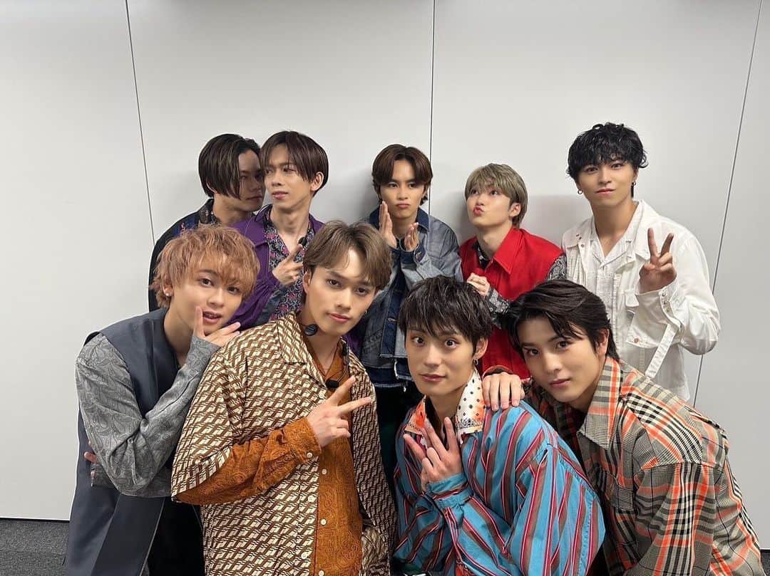 志村秀哉さんのインスタグラム写真 - (志村秀哉Instagram)「【お試し超特急】  名古屋、大阪、東京 3都市でのフリーライブ  本当にたくさんの方がご乗車してくださって、いつも応援してくださっている8号車をはじめ、初めて乗車してくださった方にも沢山会うことができた3日間でした！！！  みなさん楽しんでもらえましたか🙄？！  アリーナツアー前に みんなとLIVEが作れて俺はすごく楽しかったよー！！！  これからも8号車のみんなと いろんな景色が見れますように！！  3公演通して 朝早くから待っててくれた方も、遠方からの方も、予定空けてLIVE見てくれた方みんなに沢山のありがとうを。  そして今日来てくれた方はお風呂入ってしっかり体癒してあげて！ 寒い雨の中、大変だったよね本当にありがとうな😭🙏 LIVE中は晴れてよかった☀️☀️  #超特急 #11号車 #シューヤ」10月29日 16時17分 - shu_11x