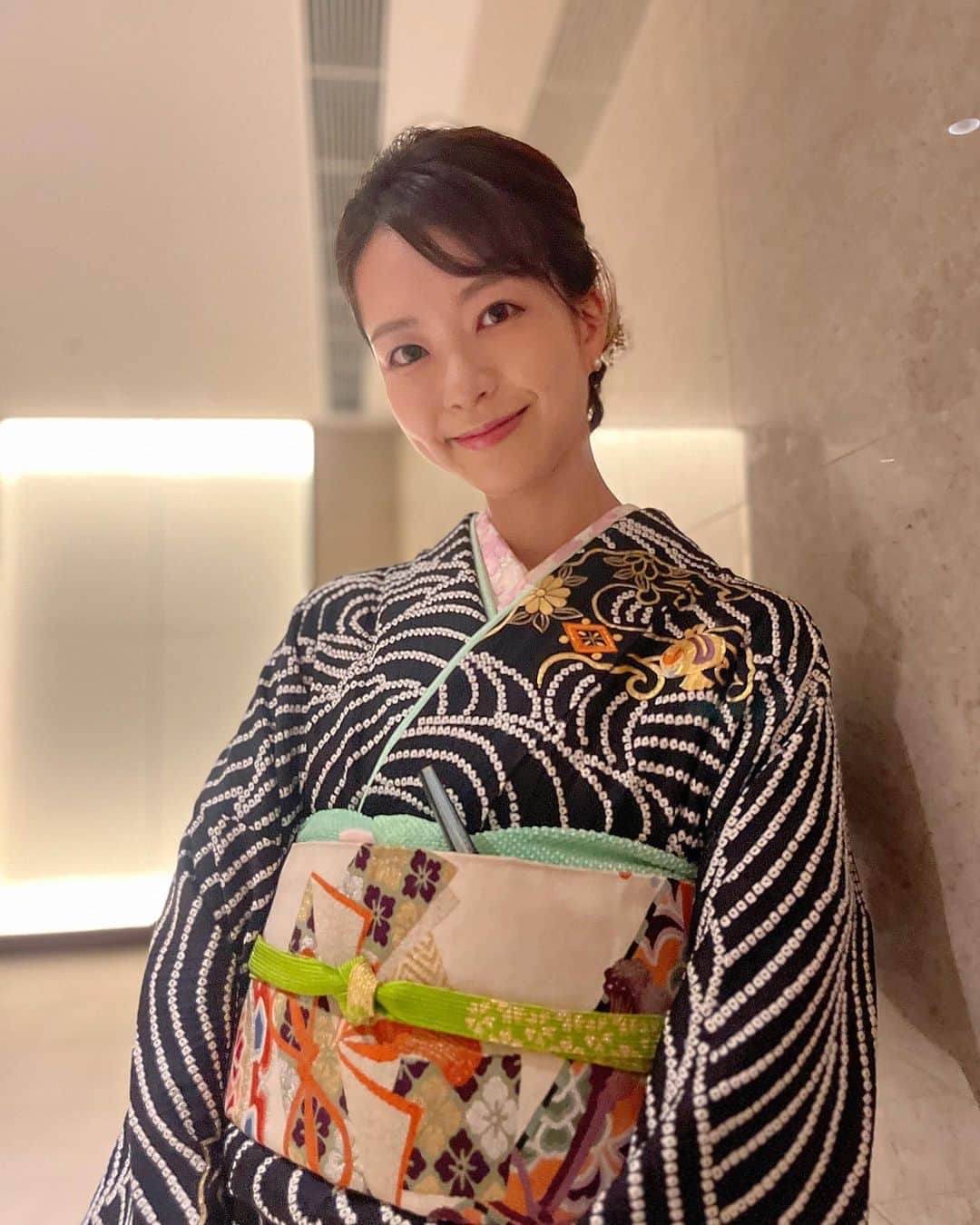 下村彩里のインスタグラム：「成人式の後撮り以来の#振袖  今はなかなか着る機会が少ないお着物ですが、 友人の結婚式など、会場の雰囲気に合わせて和装でパーティーに参加できるのは、 改めて、日本人に生まれてよかったな〜と感じる場面の1つです☺️  #祖母から受け継いだ帯 #大切に #下村彩里」