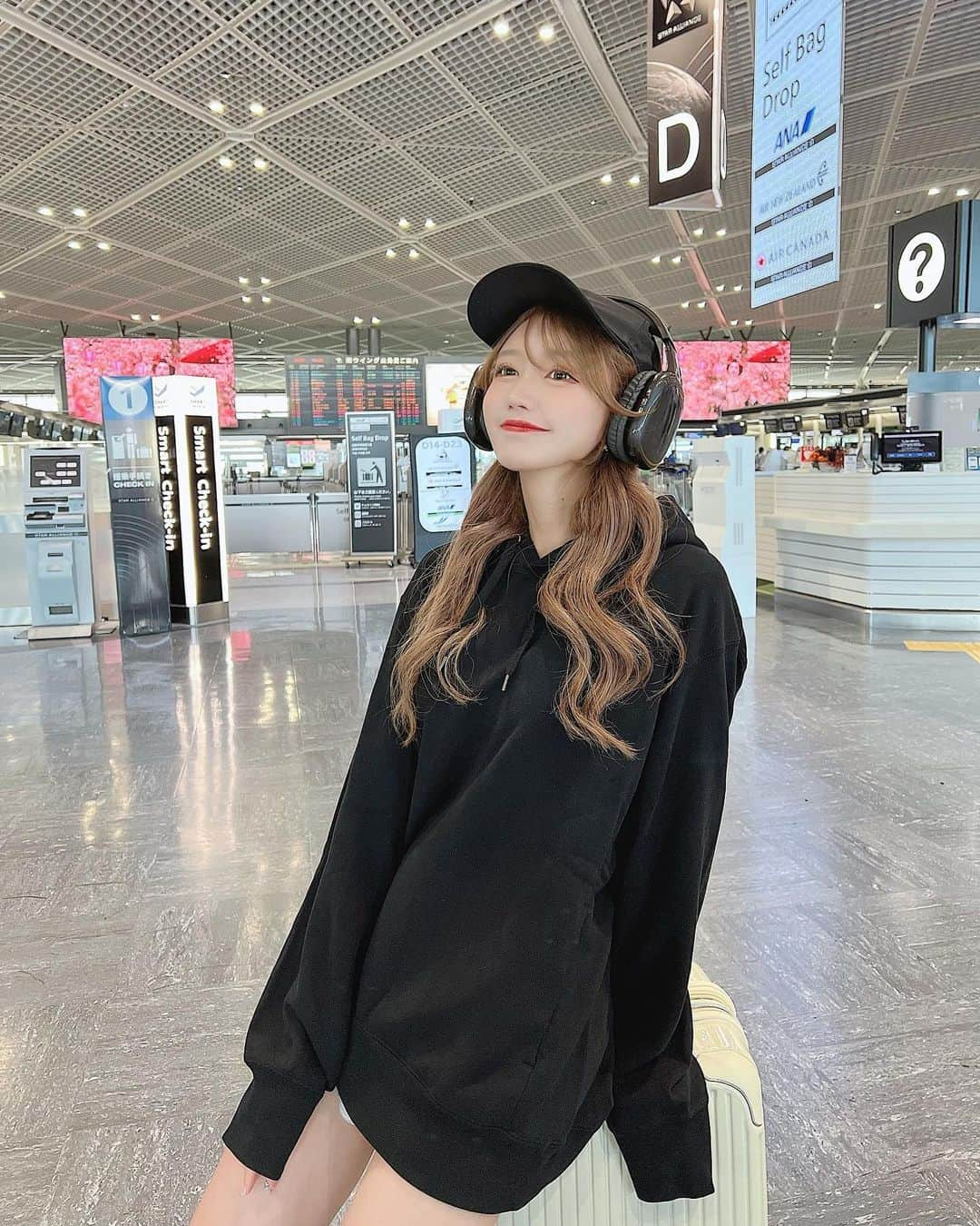 伊上あやさんのインスタグラム写真 - (伊上あやInstagram)「韓国に行った時のコーデ✈️‎🖤  ラフにかわいくっ！ このスウェットはUNIQLOメンズのLサイズっ！ ダボッと着るのがかわちいのだ！   #韓国コーデ  #空港コーデ  #韓国 #韓国ファッション #ファッション #韓国コーデ #ブラックコーデ #trip #旅行」10月29日 16時21分 - o.aya_0613