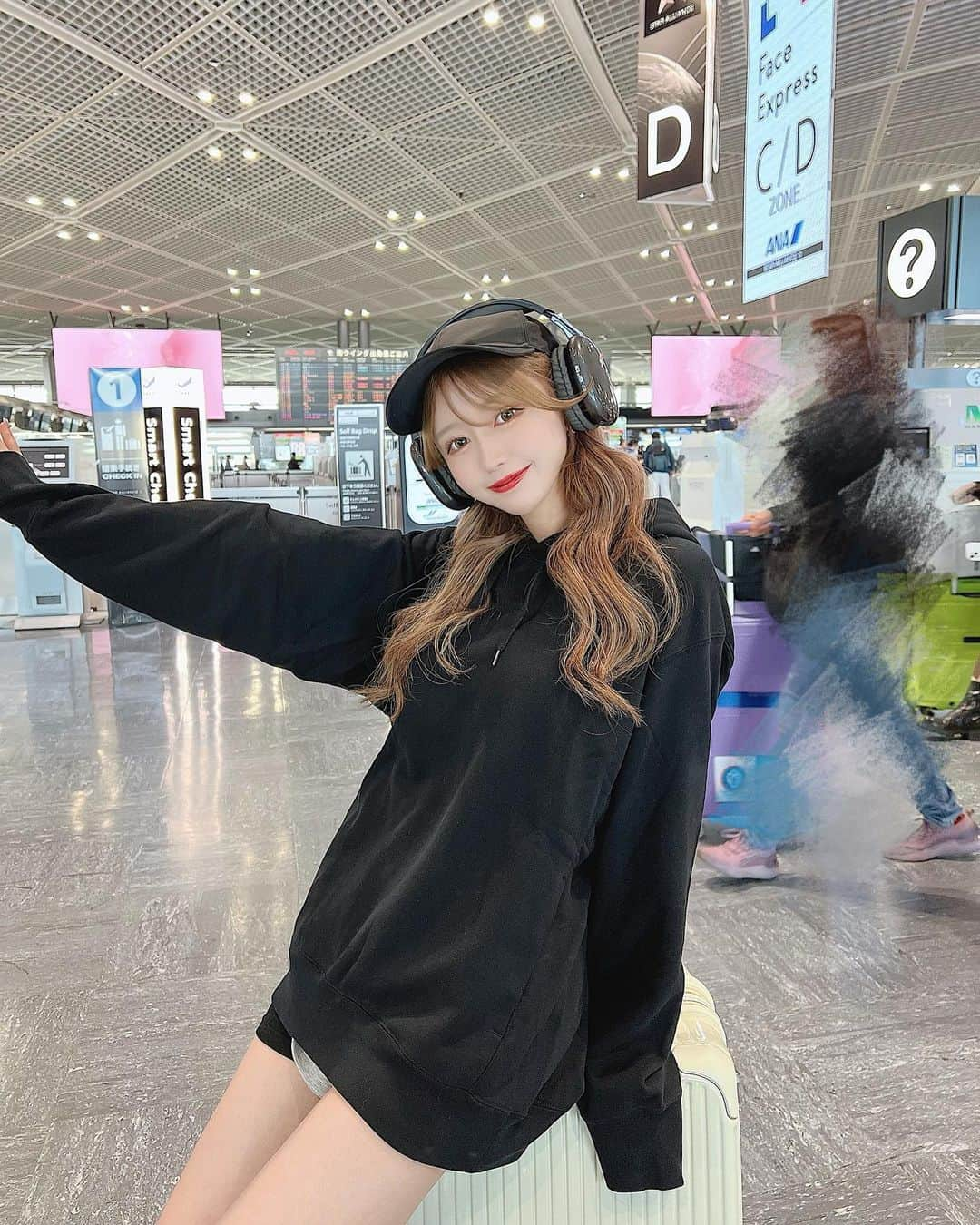 伊上あやさんのインスタグラム写真 - (伊上あやInstagram)「韓国に行った時のコーデ✈️‎🖤  ラフにかわいくっ！ このスウェットはUNIQLOメンズのLサイズっ！ ダボッと着るのがかわちいのだ！   #韓国コーデ  #空港コーデ  #韓国 #韓国ファッション #ファッション #韓国コーデ #ブラックコーデ #trip #旅行」10月29日 16時21分 - o.aya_0613