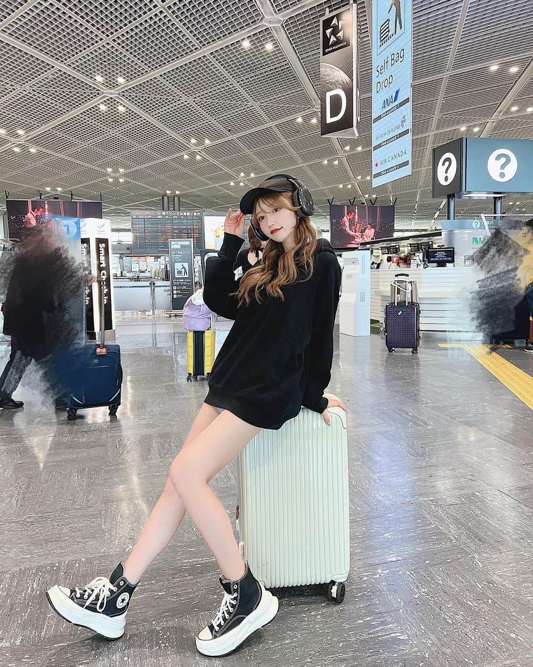 伊上あやのインスタグラム：「韓国に行った時のコーデ✈️‎🖤  ラフにかわいくっ！ このスウェットはUNIQLOメンズのLサイズっ！ ダボッと着るのがかわちいのだ！   #韓国コーデ  #空港コーデ  #韓国 #韓国ファッション #ファッション #韓国コーデ #ブラックコーデ #trip #旅行」