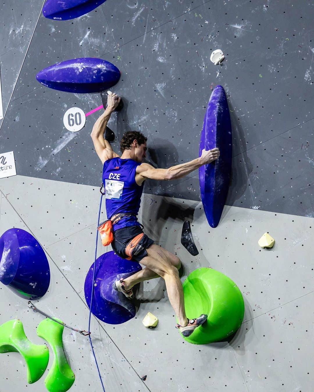 アダム・オンドラのインスタグラム：「Advancing from second place to the final ✌️ The route setters in Laval prepared some tricky boulders and a very challenging and pumpy route in the semifinal rounds of the European qualification 👊  You can watch women's boulder & lead final rounds at 9:30 CET and men's boulder and lead finals at 14:30 CET live on the @ifsclimbing YouTube channel or on @eurosport 💪  Photos by @janvirtphotography - @ifsclimbing   Check out the results - the link is in BIO.   #adamondra #AO #sportclimbing #bouldering #leadclimbing #climbing #indoorclimbing #ifsc   @mammut_swiss1862 @lasportivagram @euroholds @rohlik.cz @mix.it @sensfoods @hudysport @211_zpmvcr @horosvaz.cz @mercedesbenz_autojihlava @olympcsmv @horosvaz.cz Cardion」